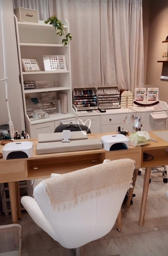 Elsie 33 Nails-interior-9506